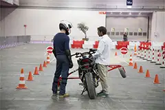 chico en practicas de moto