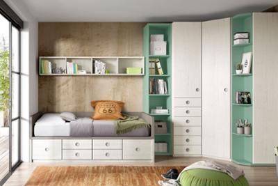 habitación con cama y muebles verdes