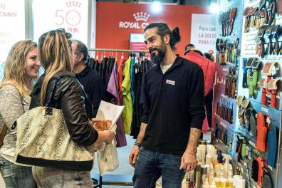 100x100 Mascota exhibitor and visitors