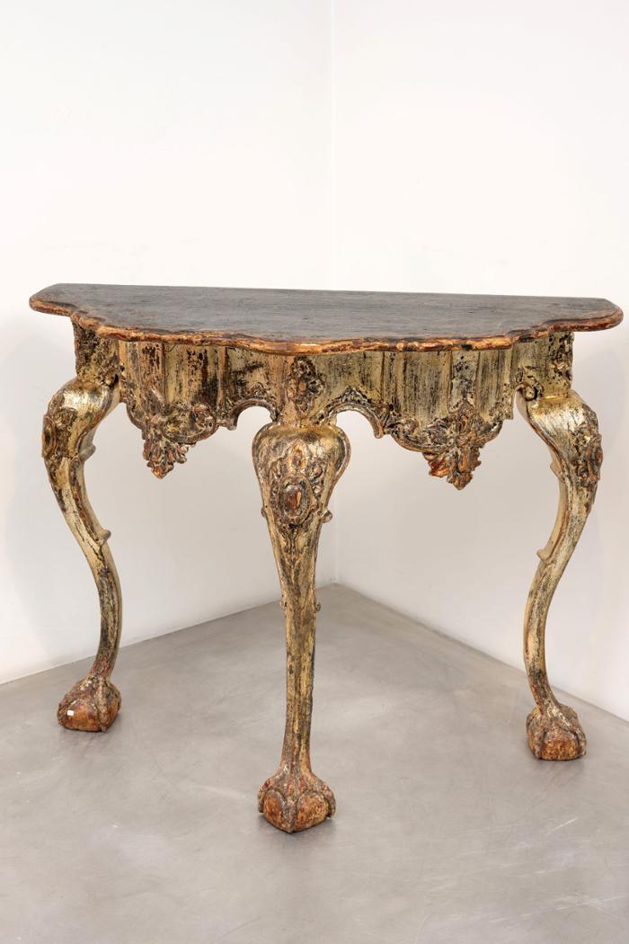 Consola en madera tallada y corlada Portugal. S.XVIII