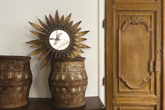 Espejo y jarrón sobre mesa