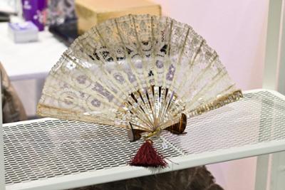 Abanico de encaje con varillaje de nácar