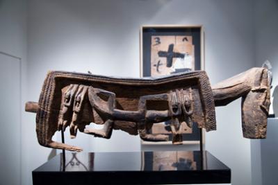 Escultura y una obra de Tapies