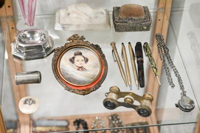 Surtido de objetos femeninos del siglo XIX