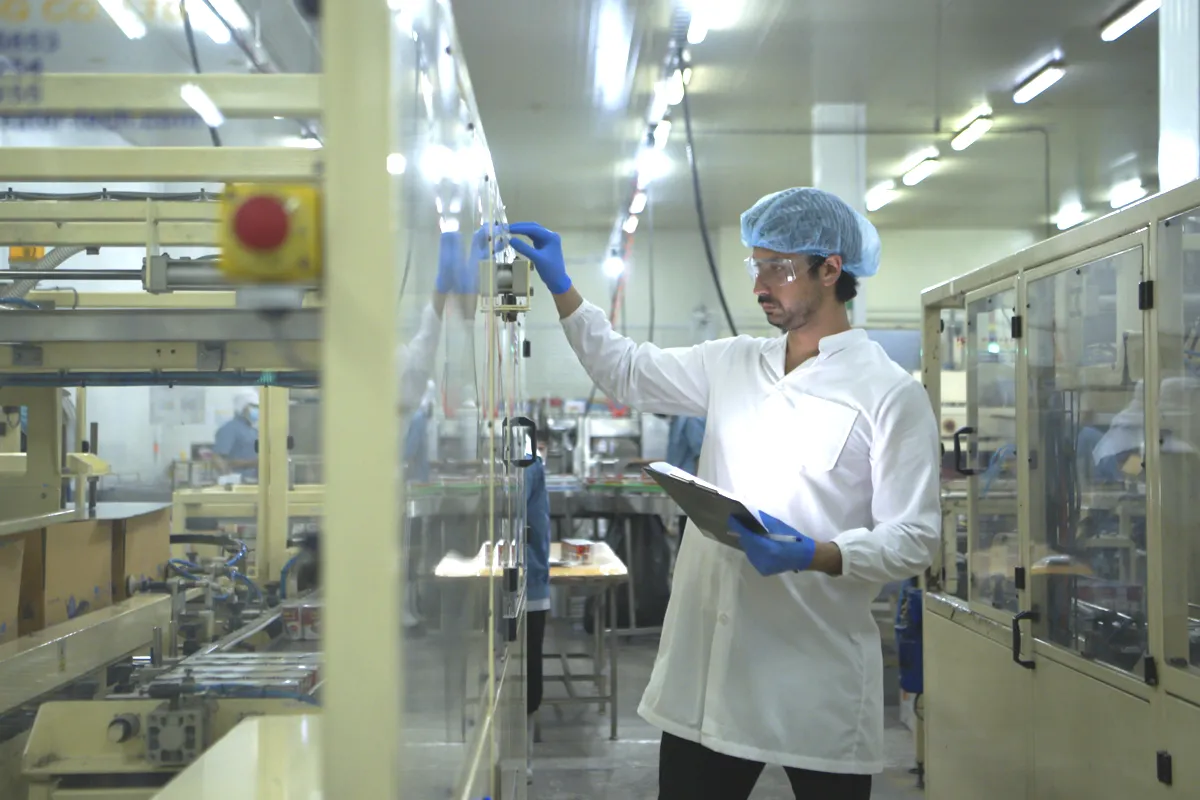 persona haciendo experimetnos en un laboratorio