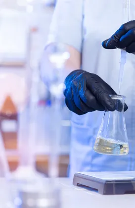 persona agitando un matraz en un laboratorio