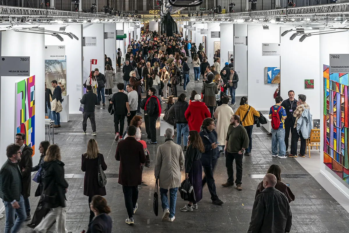 Personas dentro de los pasillos de ARCO