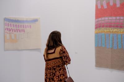mujer observando obra de arte