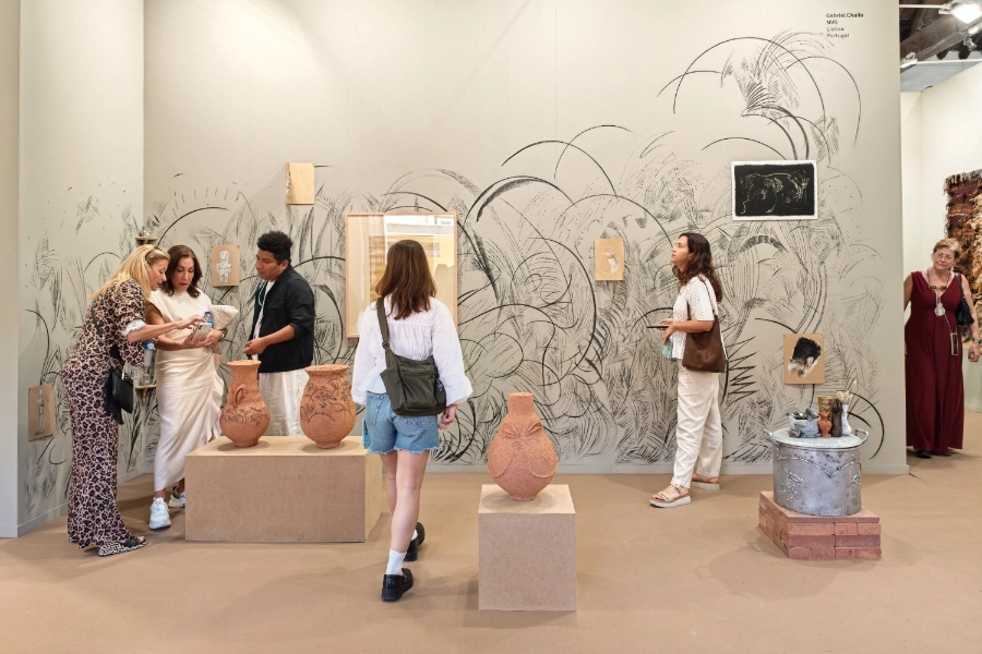Personas viendo cuadros de arte