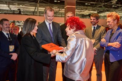 Los Reyes de España entregan a Juana Aizpuru un libro honorífico con una foto dedicada