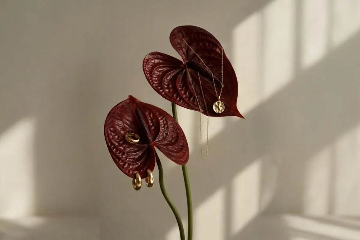 Flor gala granate con pendientes y colgantes de diseño