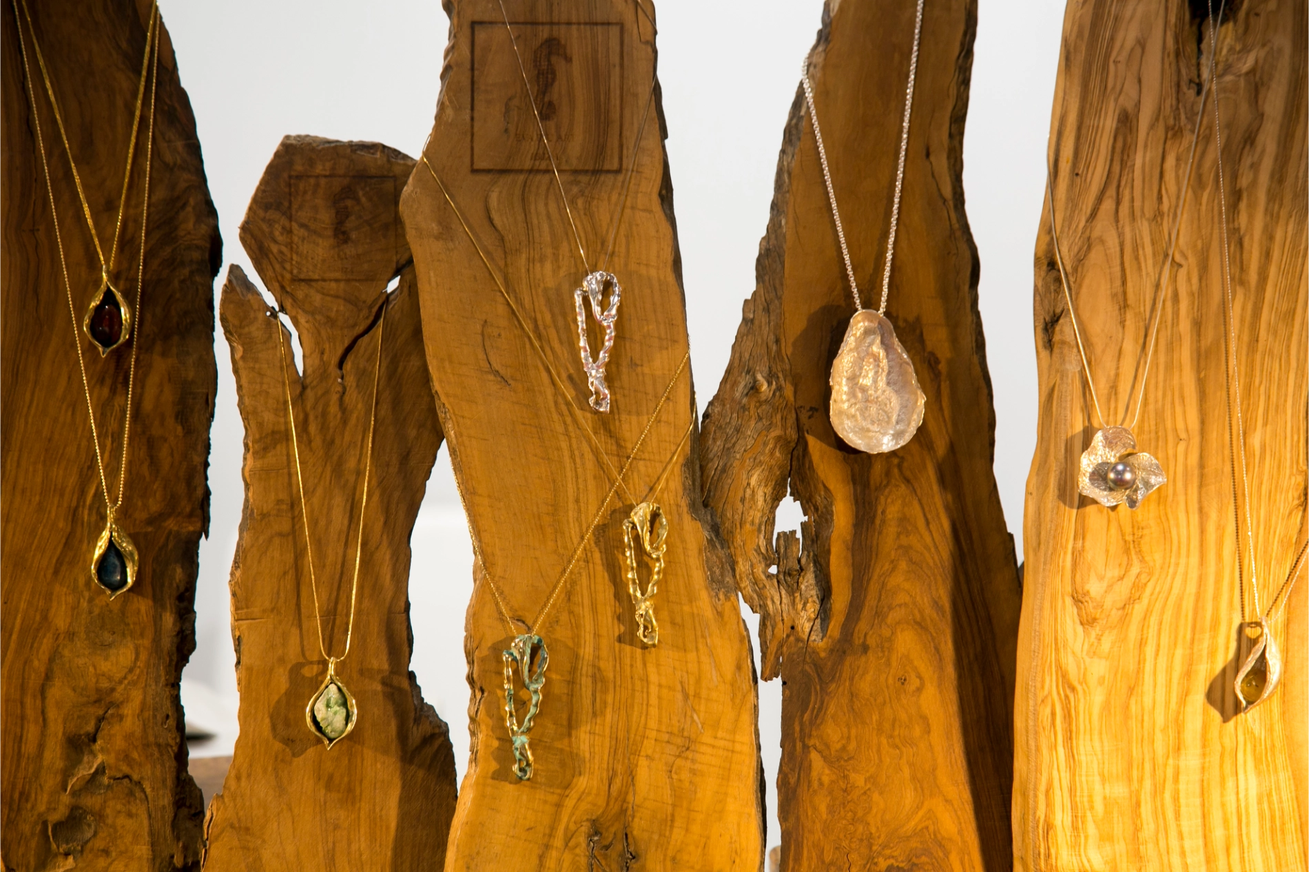 Joyas colgadas de expositor de madera