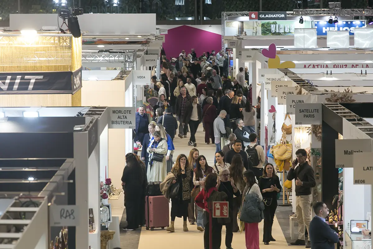 Purple suitcases at bisutex