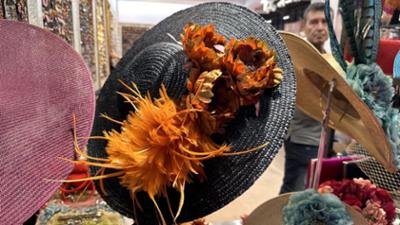 Sombrero con decoración de flores en Bisutex