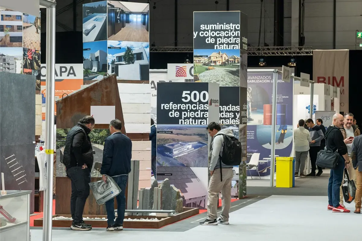 Stands de construcción con materiales de piedra con personas
