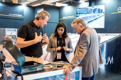 Visitors and exhibitor showing the product