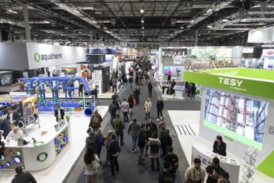 aspecto parcial pabellón con feria