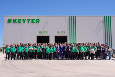 Employees, executives, and policymakers in front of the Keyter industrial complex at its grand opening