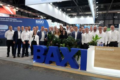 Equipo de BAXI posando en su stand de C&R 2025.