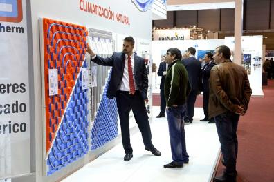 Exhibitor explaining his product to visitors
