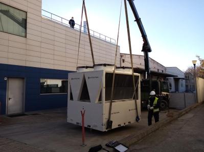 A crane places the Hitecsa chiller in the building