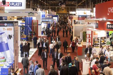 Profesionales visitan los stands del pabellón de calefacción en la pasada edición de la feria Climatización y Refrigeración