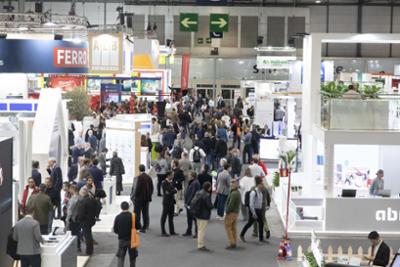 Uno de los pabellones de la feria C&R replete de visitantes