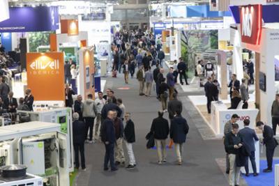 Uno de los pabellones de la feria C&R replete de visitantes