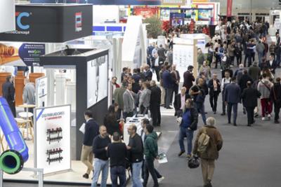 Uno de los pabellones de la feria C&R replete de visitantes