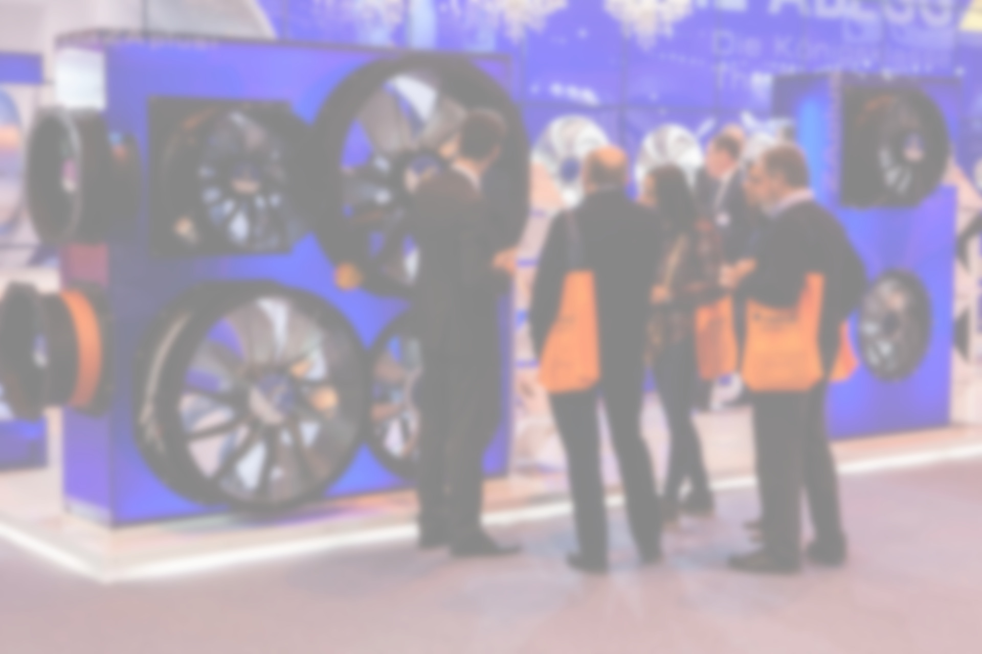 Visitantes observando ventiladores industriales.