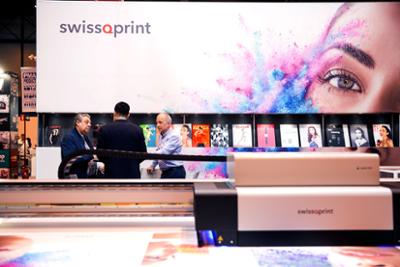 Picture of three exhibitors chatting.