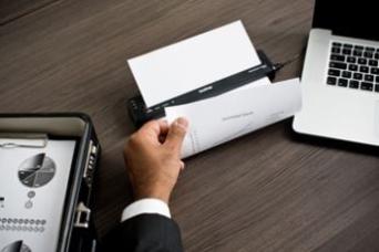 Impresora portátil de Brother realizando una copia