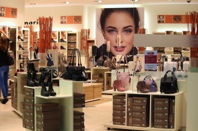 Tienda de ropa con merchandising