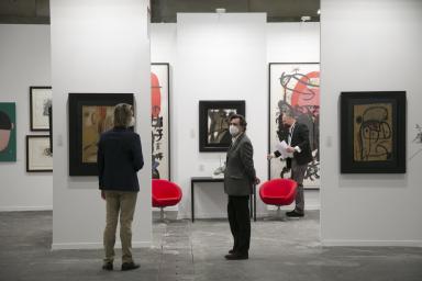 artista en su galeria, estampa 2021