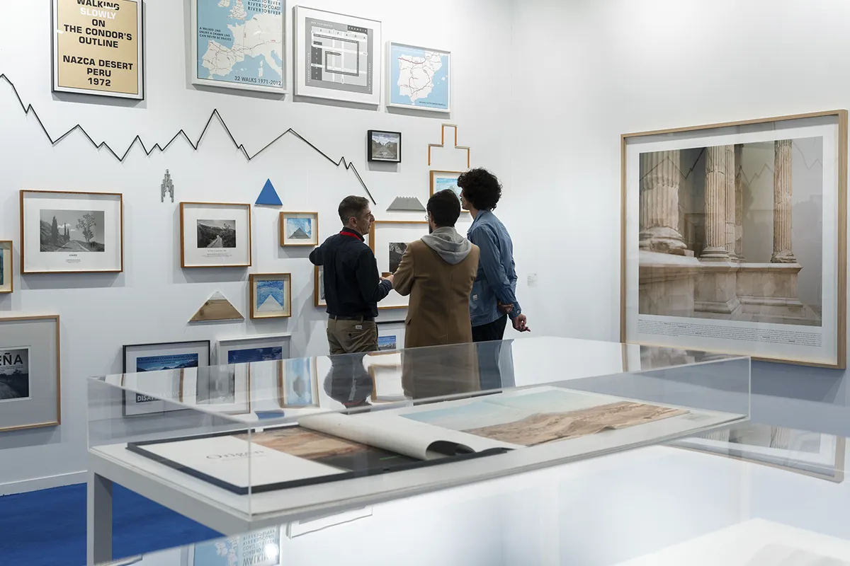 personas en una exposición
