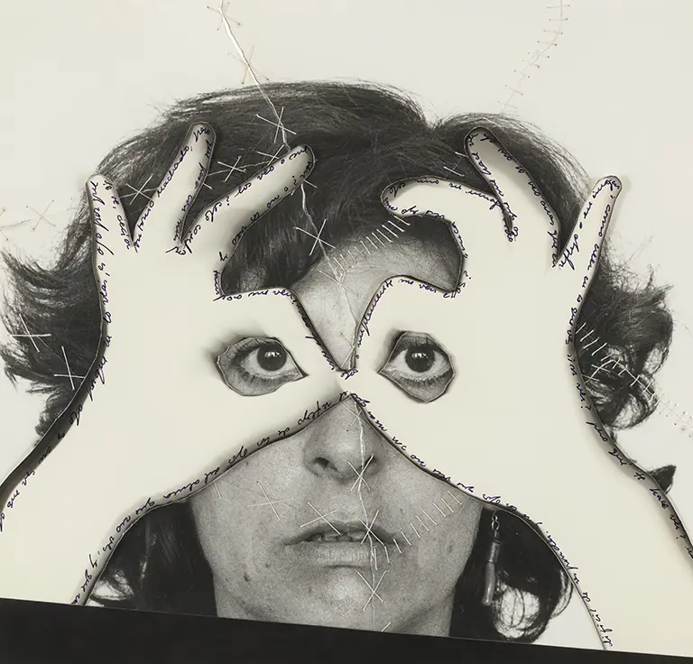 Personas admirando una obra de arte