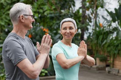 Dos personas mayores haciendo yoga