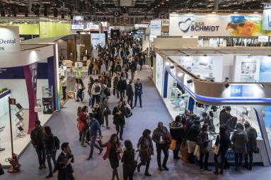 Ambiente general de la pasada edición de EXPODENTAL, profesionales en pasillos y stands