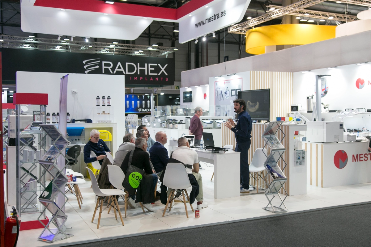 Expositor mostrando el funcionamiento de su producto a visitantes.