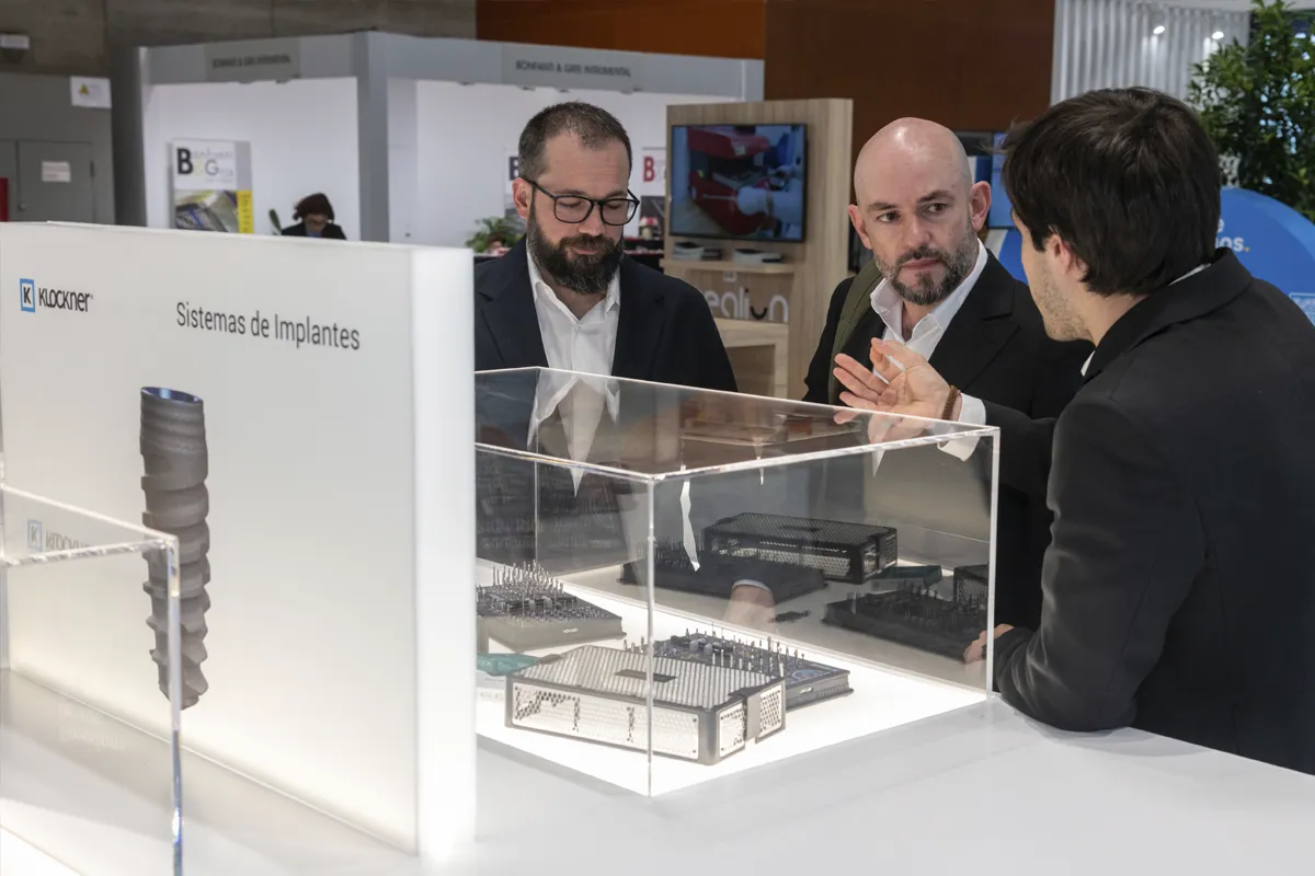 Exhibitor showing a product to a visitor