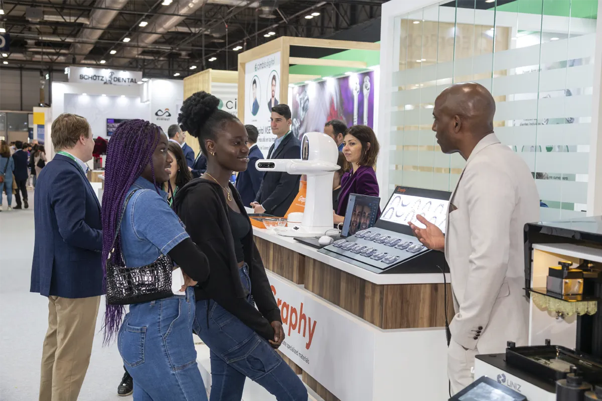 Exhibitor answering visitors' questions.