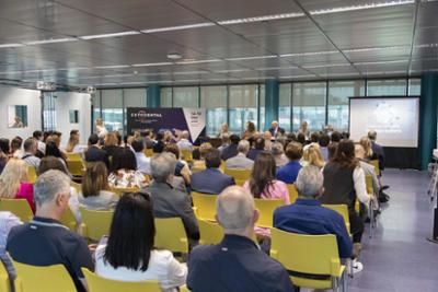 Numerosos asistentes durante el acto de presentación de EXPODENTAL