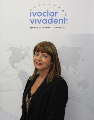 Sonia Gomara, presidenta del Comité organizador de EXPODENTAL, posa bajo la marca de su empresa Ivoclar Vivadent