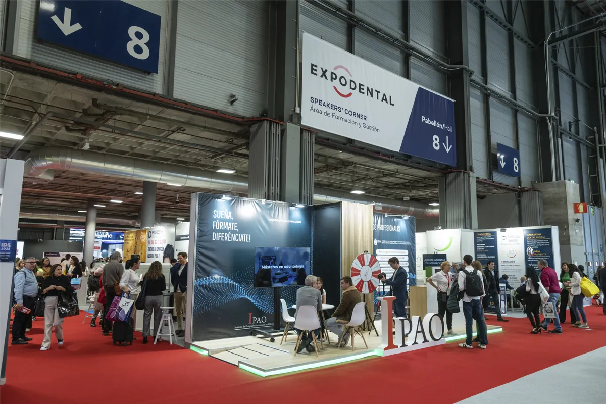Stand with many trade fair visitors.