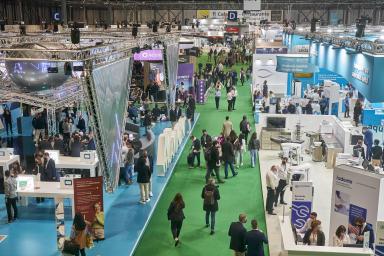 One of the aisles of EXPODENTAL, packed with visitors