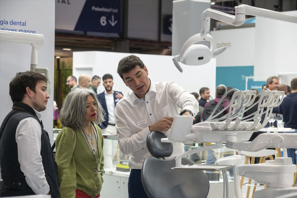 Expositor mostrando maquinaria.