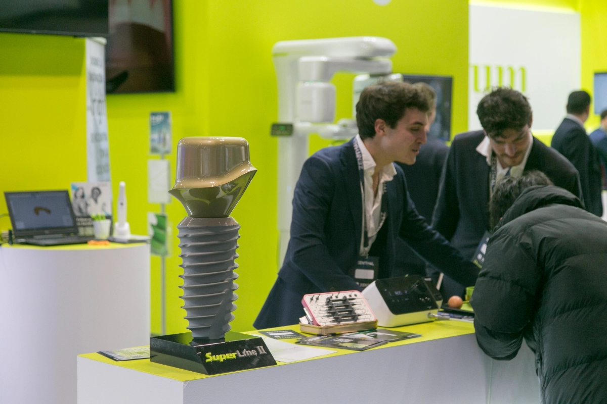 Expositor mostrando su producto a un cliente