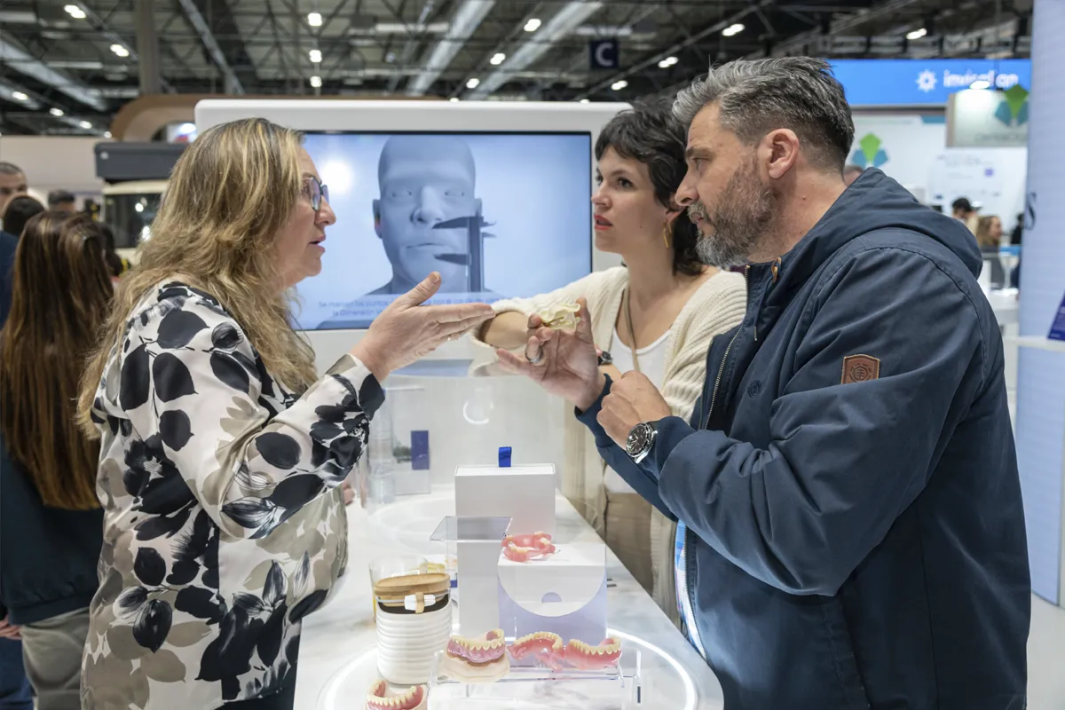 Negociación entre exhibidores y visitantes de la feria en un stand.