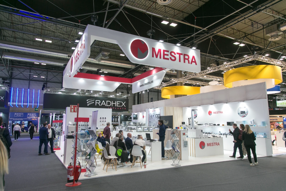 Pasillo de la feria muy concurrido.