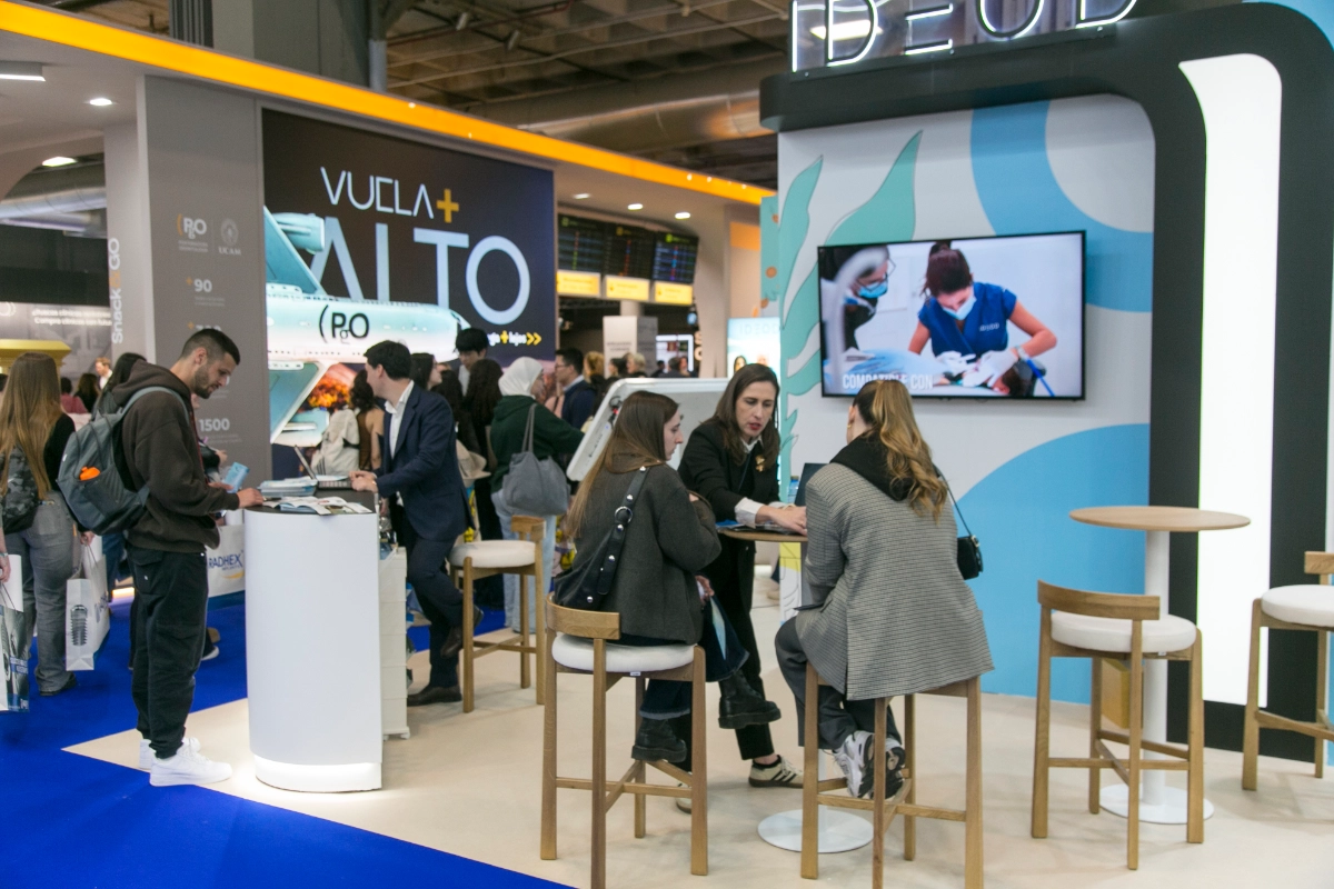 Pasillo de la feria muy concurrido